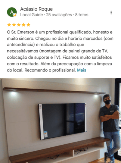 Avaliação de Acássio Roque no Google, cinco estrelas: elogia qualificação, honestidade, pontualidade, montagem do painel e suporte de TV e limpeza do local. Inclui foto do painel.