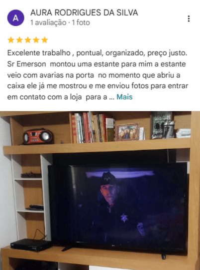 Avaliação de Aura Rodrigues da Silva no Google, cinco estrelas: elogia pontualidade, organização, preço e atenção às avarias no móvel. Inclui foto da estante.